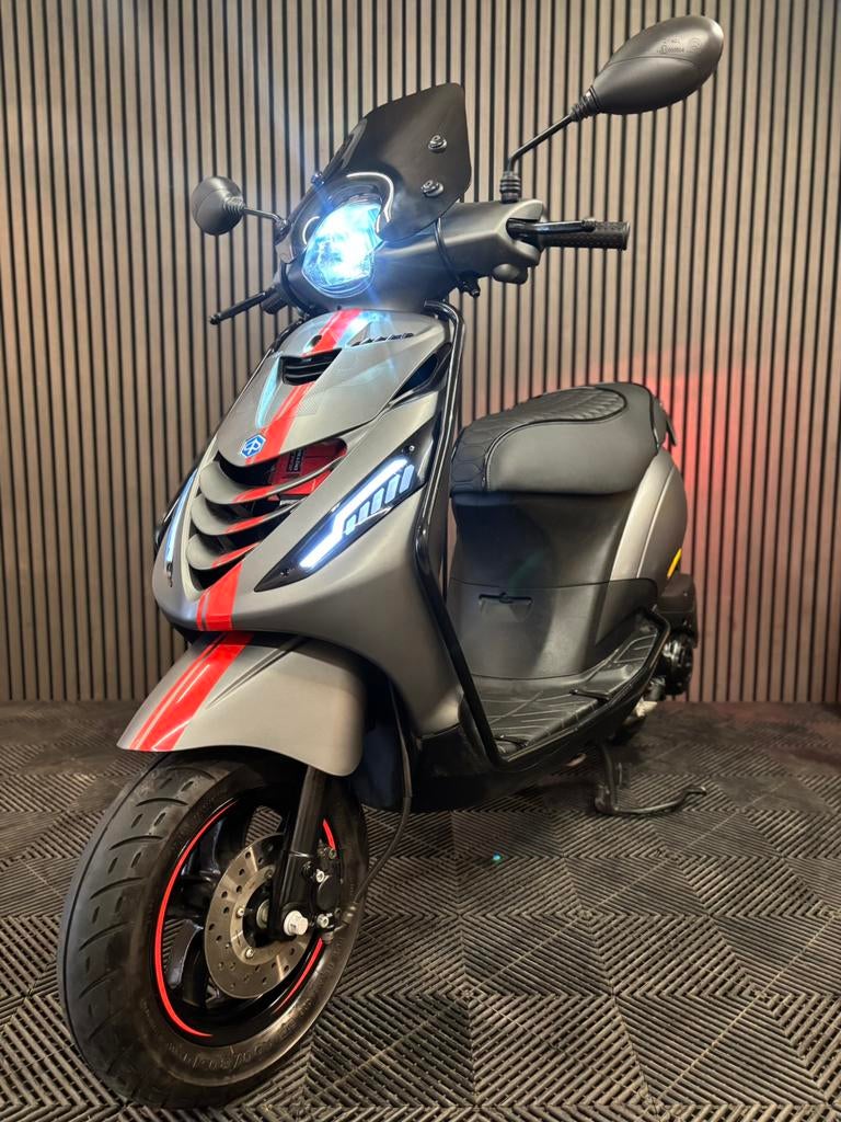 PIAGGIO ZIP 4T 3V 2024 FULL OPTION MAT GRIJS, Maximaal 45 km/u, Zip, Ophalen of Verzenden, Zo goed als nieuw