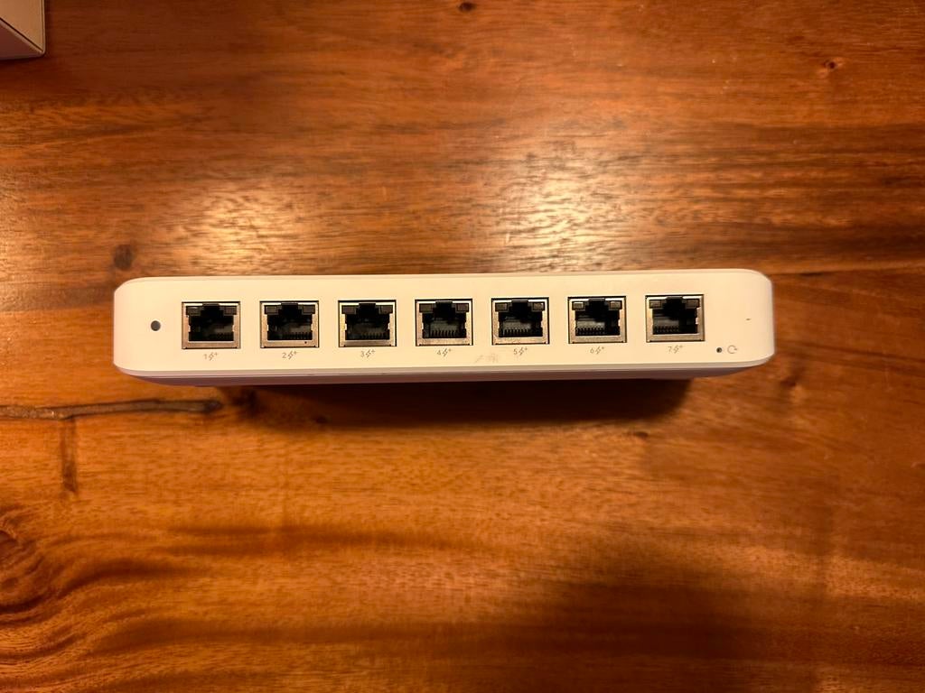 Ubiquiti UniFi Ultra 210W Switch, Ophalen of Verzenden, Zo goed als nieuw