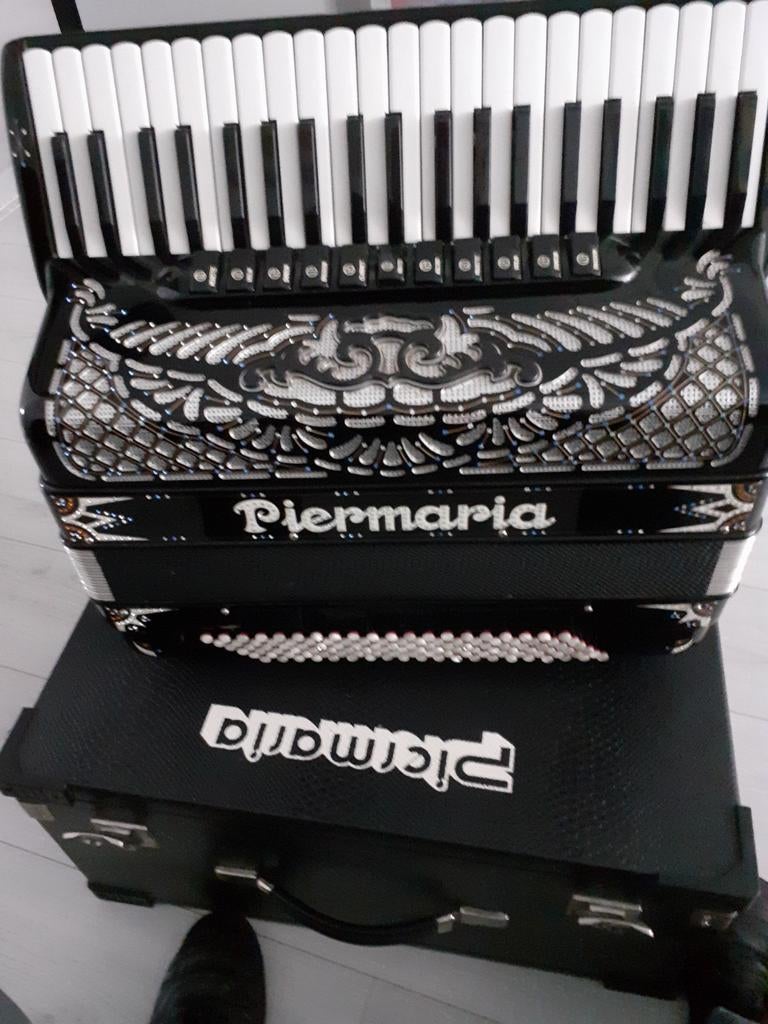 Piermaria accordeon 4 korig, 120 basser, Muziek en Instrumenten, Accordeons, Met koffer, Toetsaccordeon, Zo goed als nieuw, 120-bas