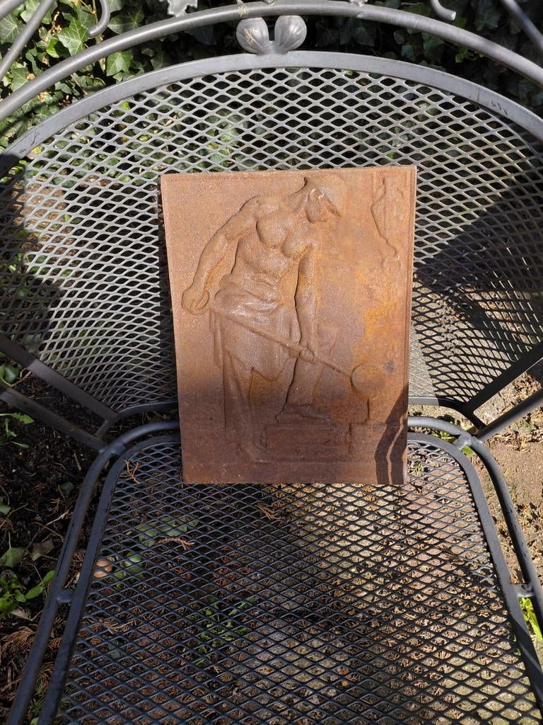 Antieke gietijzeren plaat met reliëf smit aan werk., Ophalen of Verzenden, Vrijstaande haard, Houthaard