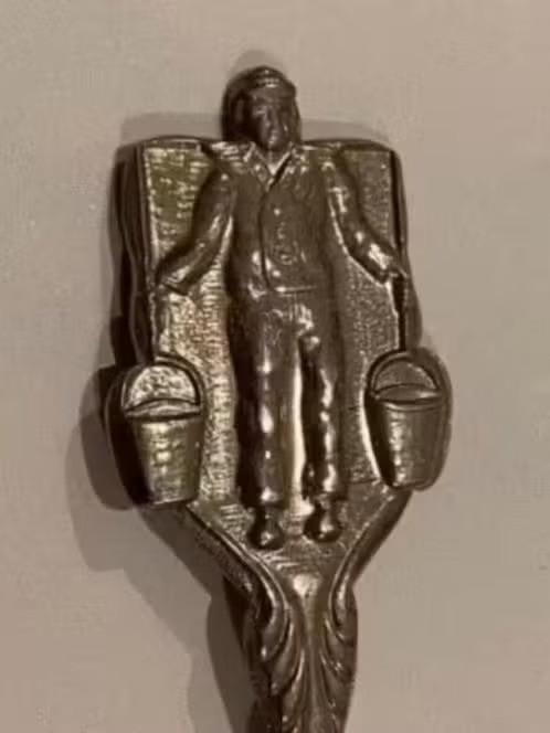 Lepeltje :boer met melkjuk ( made in Holland), Ophalen of Verzenden