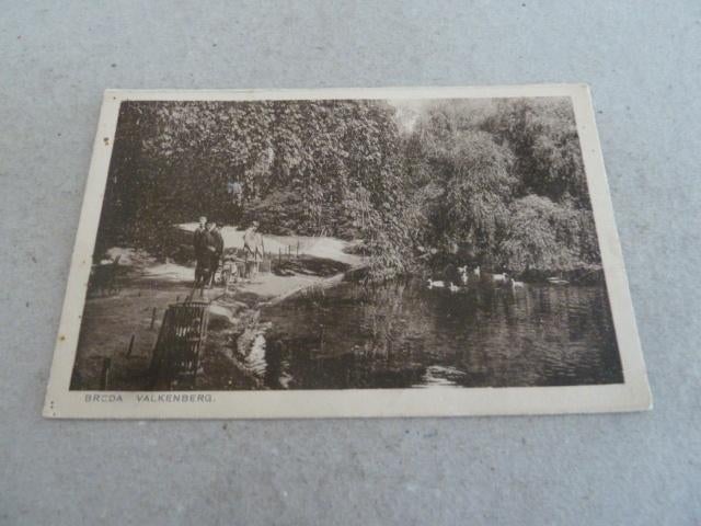 Breda 1930 Eendenvijver met volk in Park Valkenberg, Ophalen of Verzenden, Voor 1920, Gelopen, Noord-Brabant