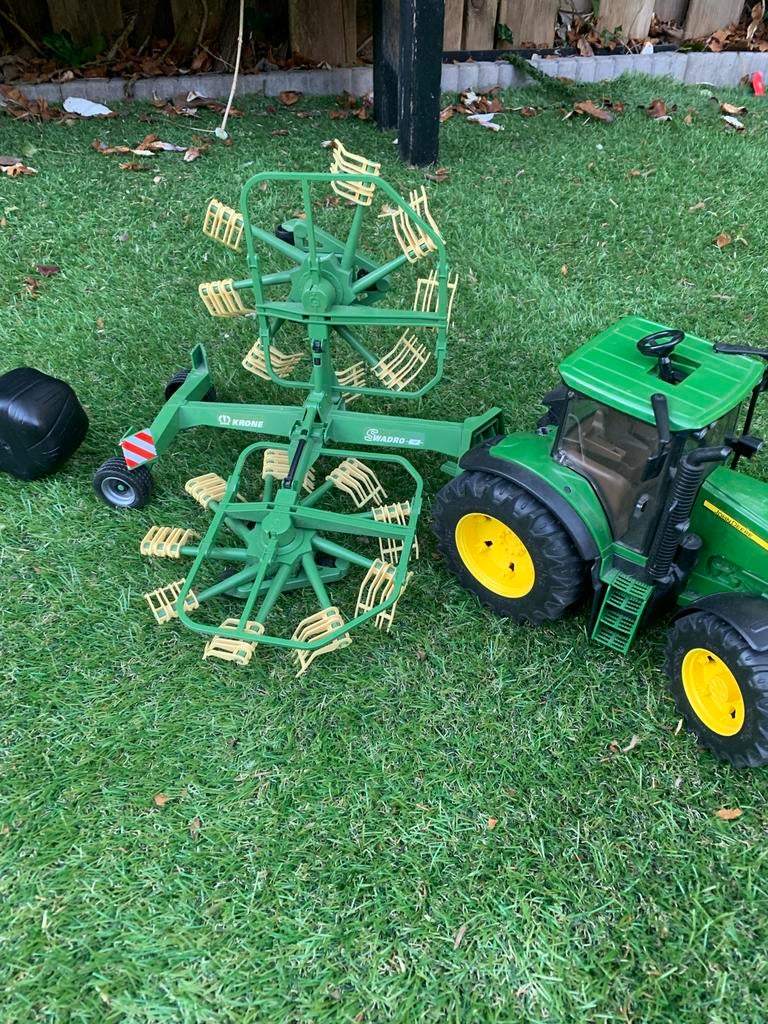 Bruder John Deere tractor met hooihark en hooi ballen, Ophalen of Verzenden, Gebruikt