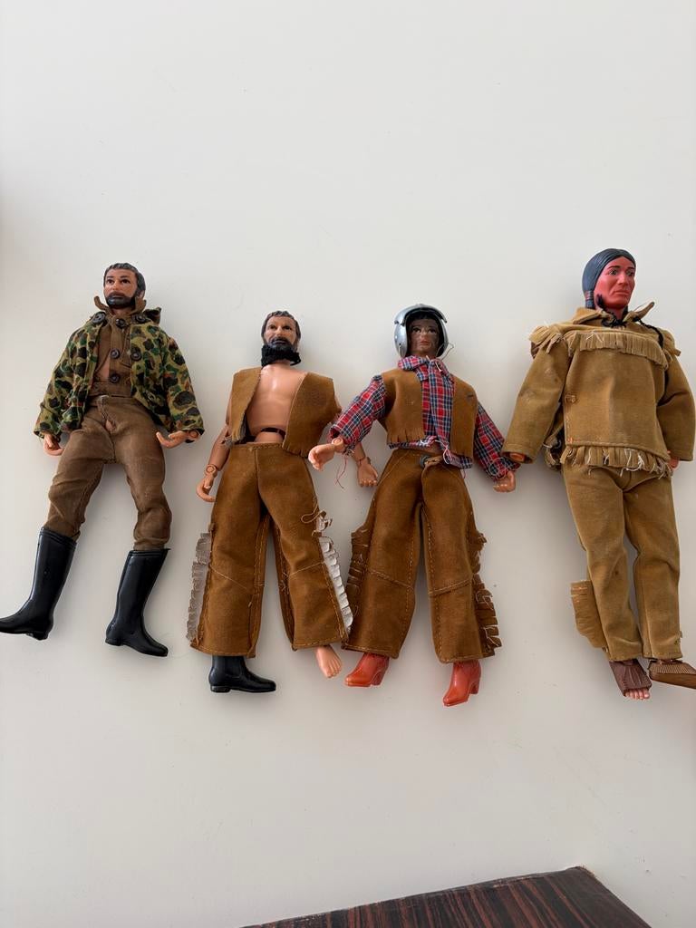 Vier  Matel poppen met kleding en accessoires, Ophalen of Verzenden, Gebruikt, Overige typen