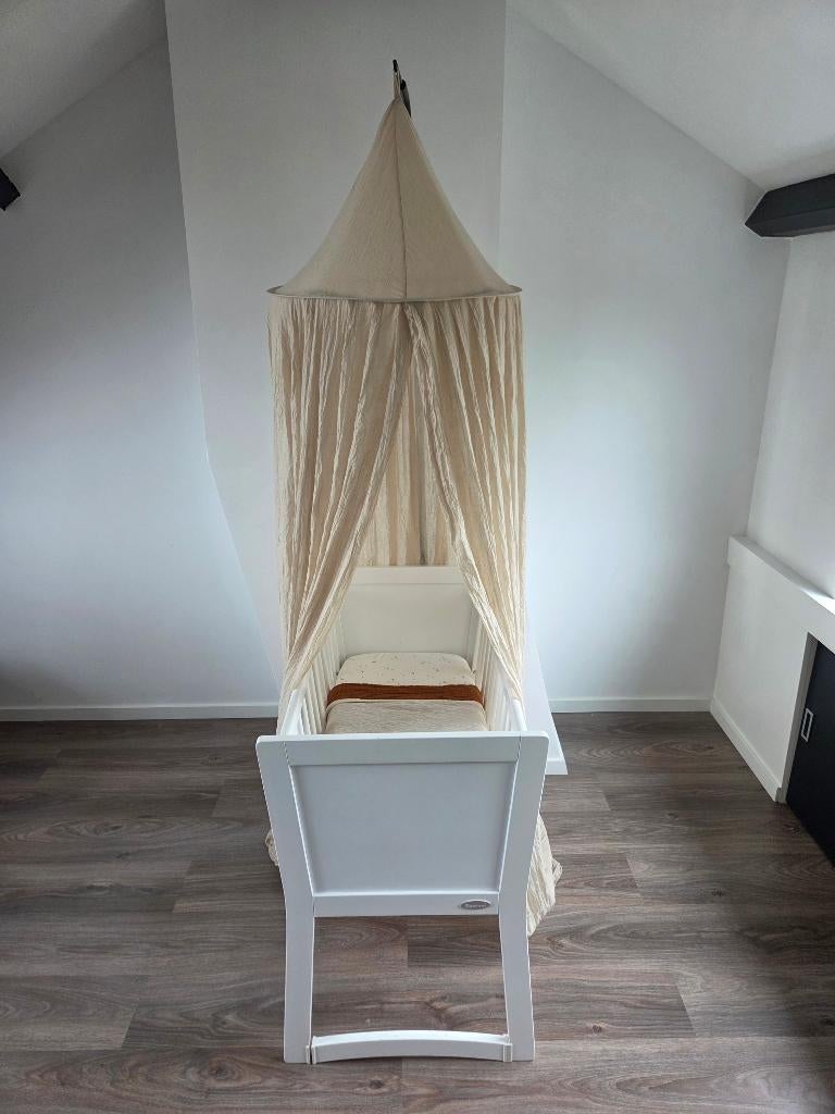 Wieg met klamboe en piekstok (inc. matras), Kinderen en Baby's, Babywiegjes en Ledikanten, Zo goed als nieuw, Ledikant, Ophalen