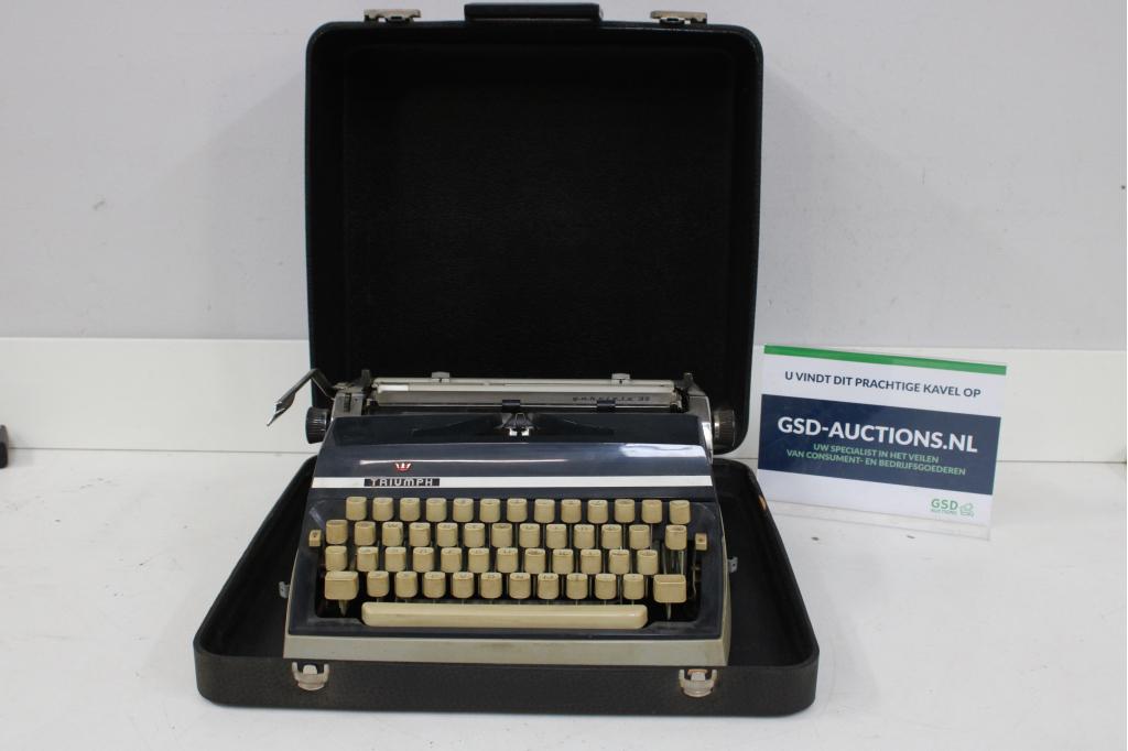 Vintage Zwarte Triumph Gabriele 35 Typemachine, Diversen, Typemachines, Ophalen of Verzenden, Niet ingevuld, Niet ingevuld, Niet ingevuld
