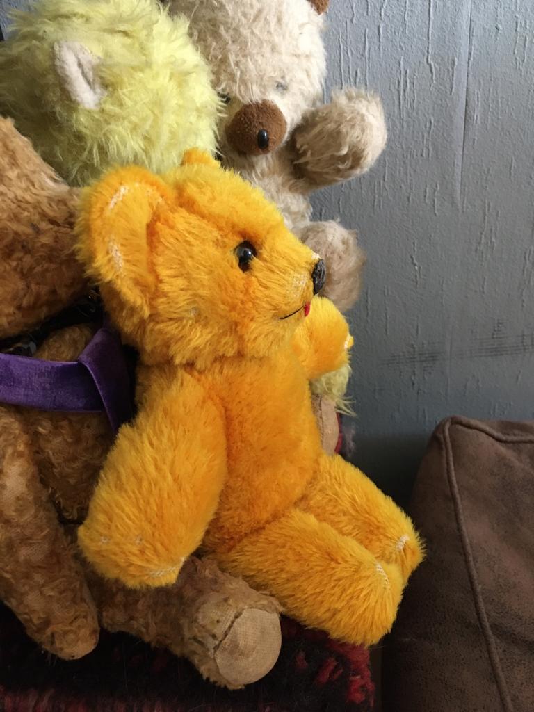 Oude Teddybeer met labeltje/koordje., Verzamelen, Beren en Cherished Teddies, Gebruikt, Stoffen beer, Overige merken