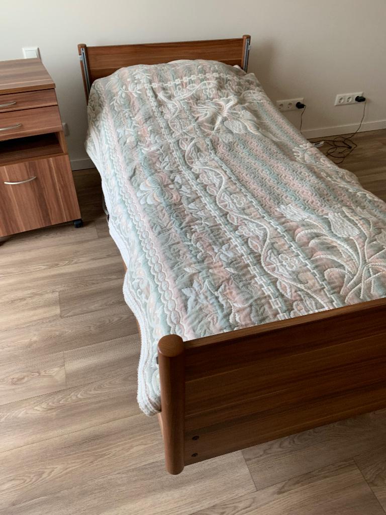 Te koop hoog-laag bed met nachtkastje, Huis en Inrichting, Slaapkamer | Bedden, Ophalen, Verstelbaar, 90 cm, Eenpersoons