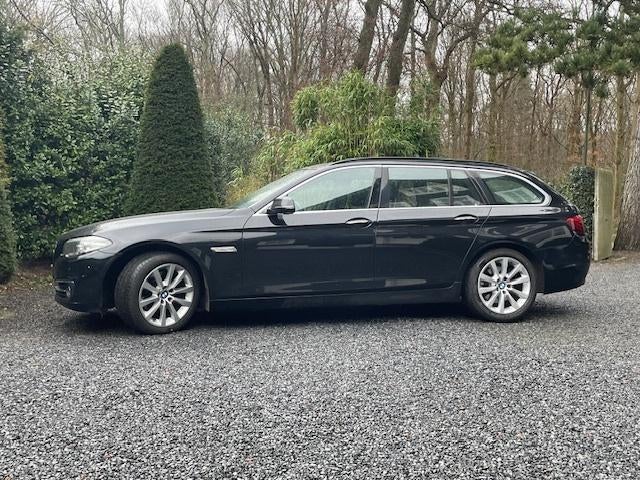 BMW 520I AUT 184 PK Sedan 2013 Zwart (mod 2014), jonge motor, Auto's, BMW, Automaat, Zwart, 4 cilinders, 2000 kg