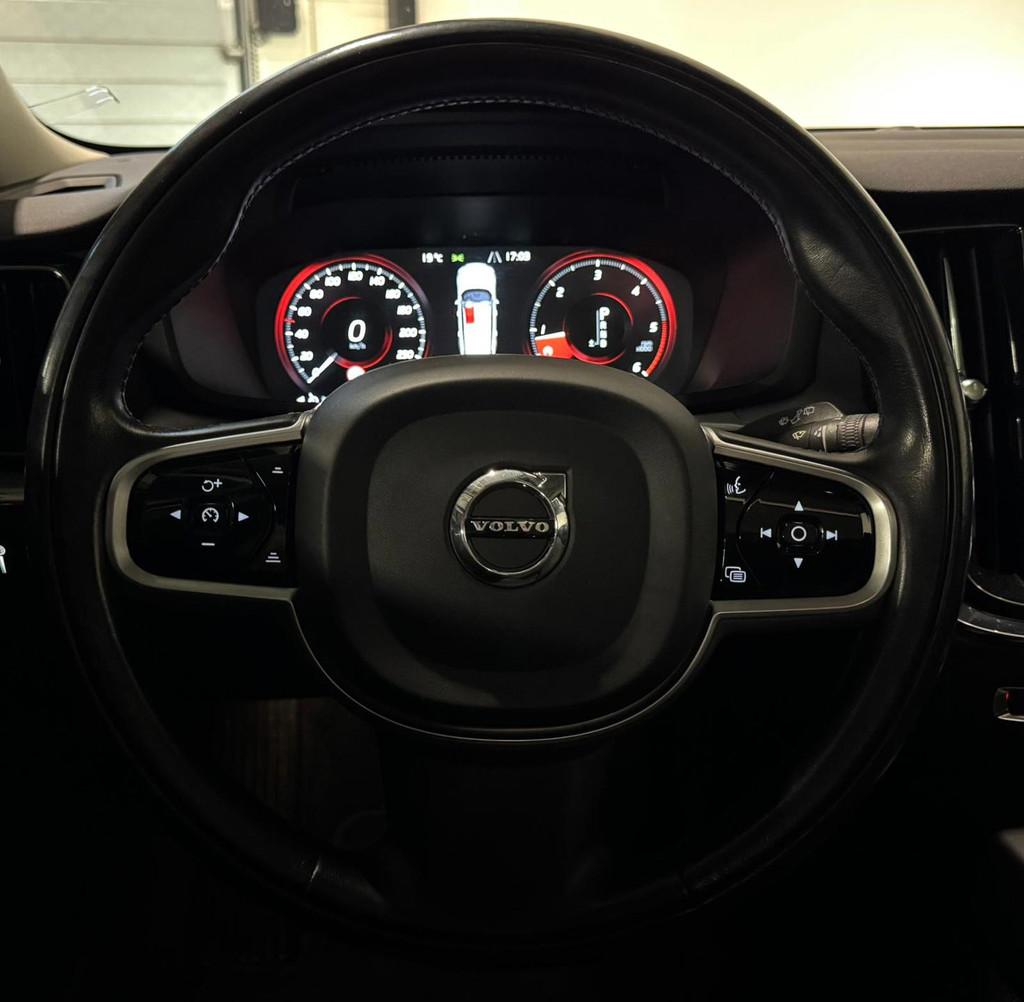 Volvo V60 2.0 D4 Momentum PANO CAM KEYLESS, Gebruikt, Zwart, Diesel, 22 km/l