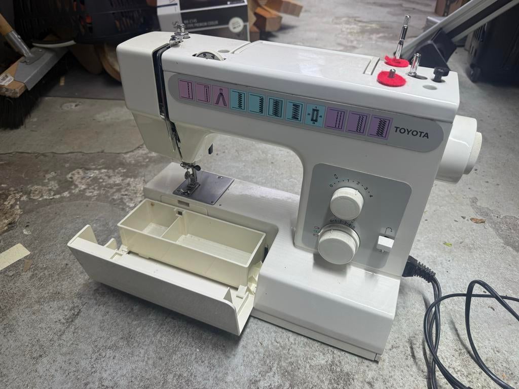 Toyota naaimachine 800 s.p.m. met pedaal, Ophalen, Gebruikt, Naaimachine, Overige merken