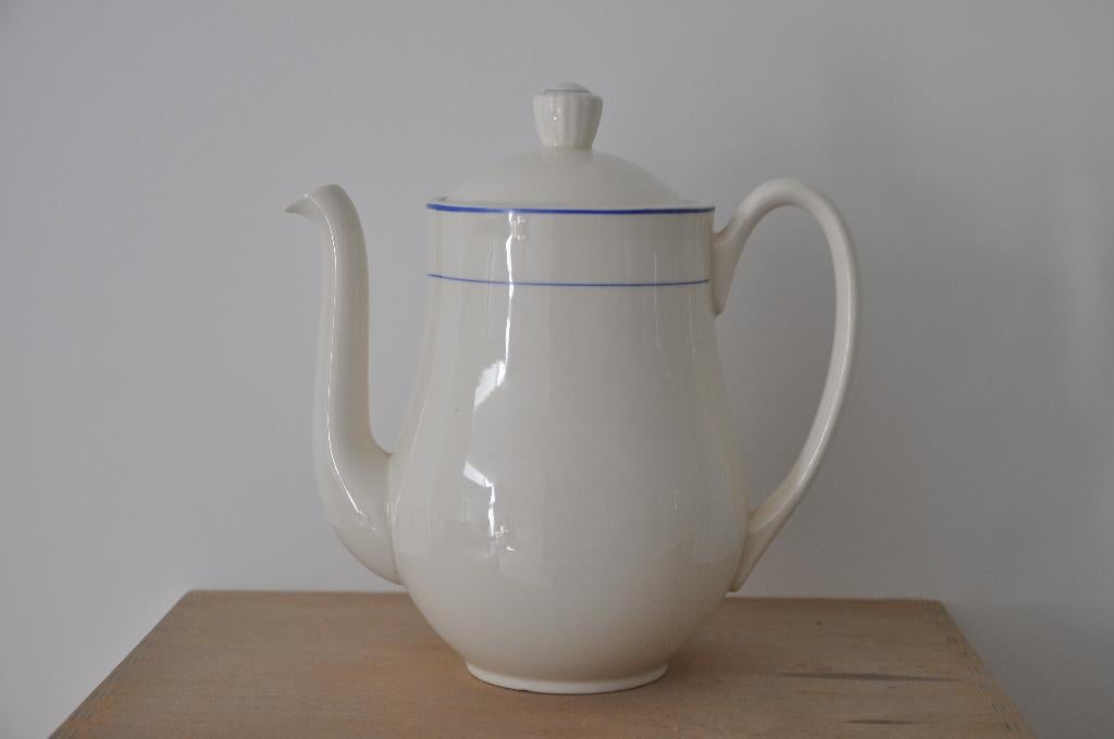 Petrus Regout theepot/koffiepot Zeeland creme blauw lijntje, Ophalen of Verzenden, Aardewerk, Overige stijlen, Overige typen