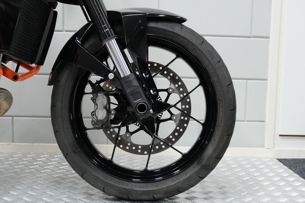 KTM 690 DUKE ABS (bj 2013) - foto 2