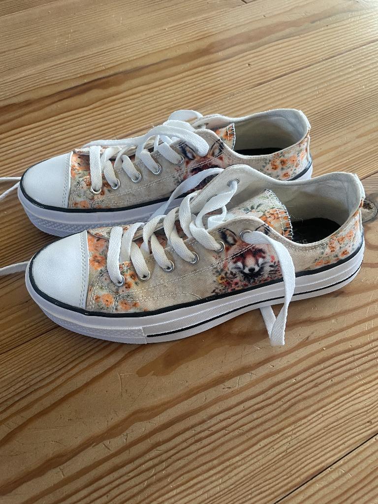 Nieuwe sneakers, veterschoenen,, Kinderen en Baby's, Kindermode-accessoires, Ophalen, Nieuw