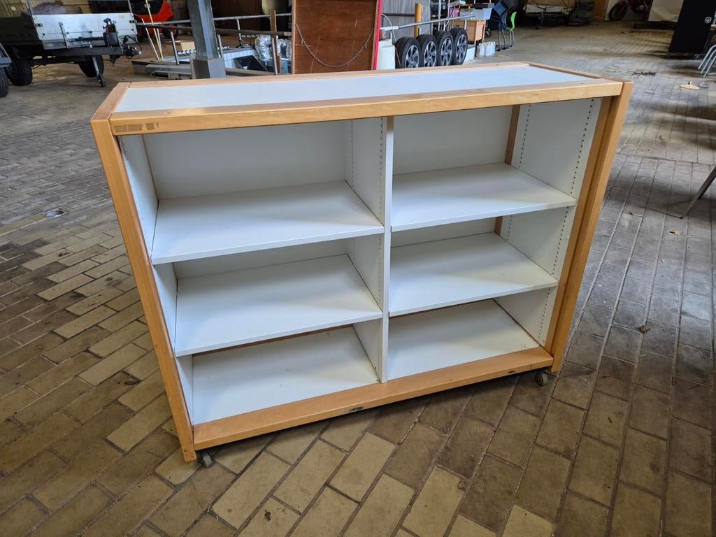 Originele Schilte schoolkast op wieltjes, Ophalen