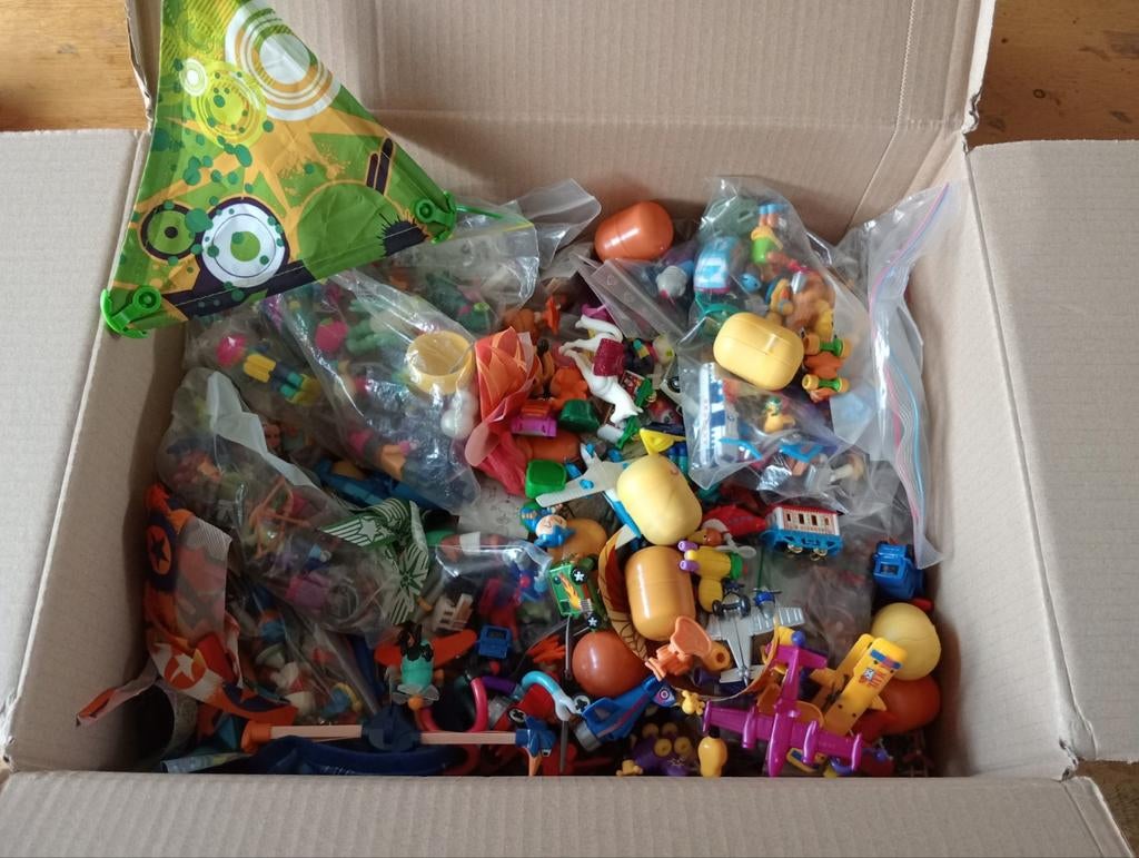 300 Ferrero eieren, Verzamelen, Verrassingseieren, Zo goed als nieuw, Overige typen, Ophalen of Verzenden