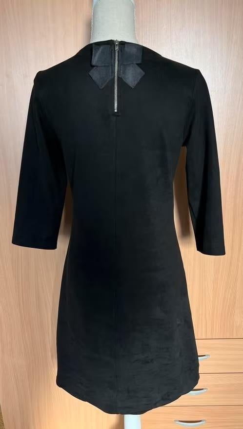 Juffrouw Jansen suède look jurk maat 36/38[v], Kleding | Dames, Zwart, Nieuw, Ophalen of Verzenden, Knielengte