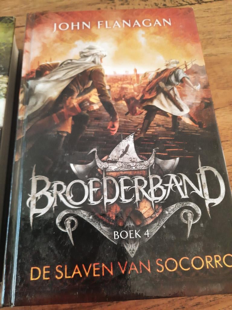 De broederband deel 2, 3 en 4, Boeken, John Flanagan, Ophalen of Verzenden, Zo goed als nieuw, Fictie