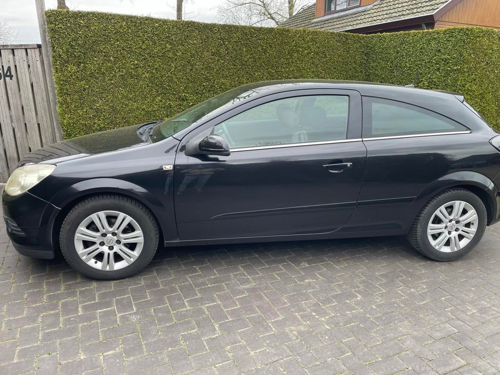 Opel Astra 1.8 16V GTC AUT 2008 Zwart. Nieuw APK., 1796 cc, Zwart, Origineel Nederlands, 630 kg