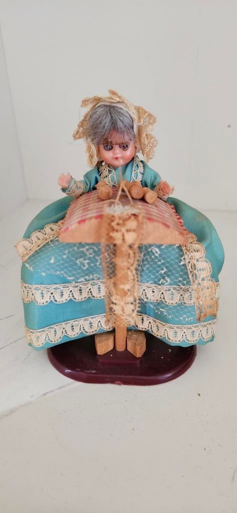 Kantklossertje, popje van plastic, Brugge jaren 60, Ophalen of Verzenden