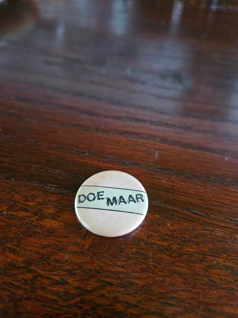 Vintage button popgroep Doe Maar - Gebruikte staat, Ophalen of Verzenden, Gebruikt, Overige onderwerpen, Button