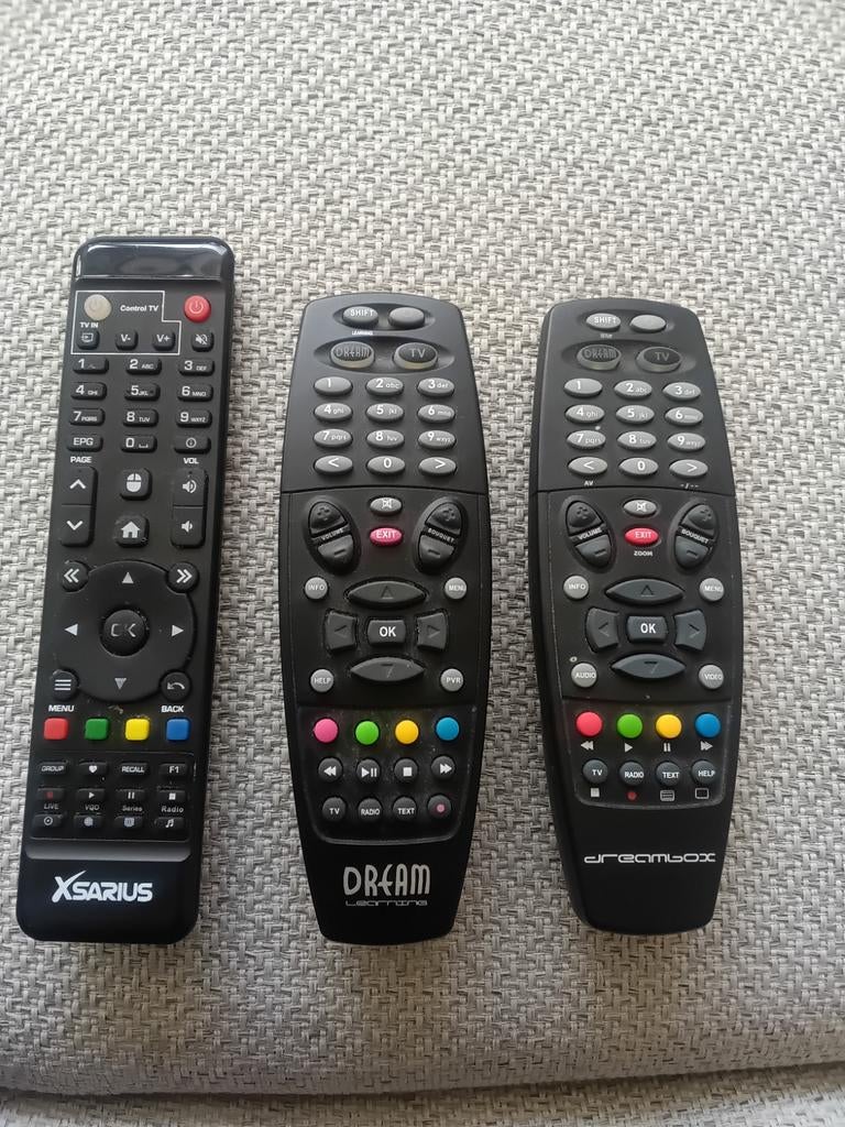 3 Afstandsbedieningen: Xsarius en 2x Dreambox (Goede Staat), Ophalen of Verzenden, Gebruikt, Origineel, Tv