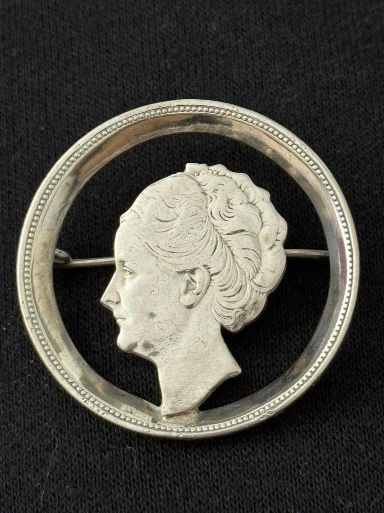 Broche uitgesneden 1 gulden 1931 Wilhelmina opgestoken haar, Overige materialen, Broche, Ophalen of Verzenden, Broche