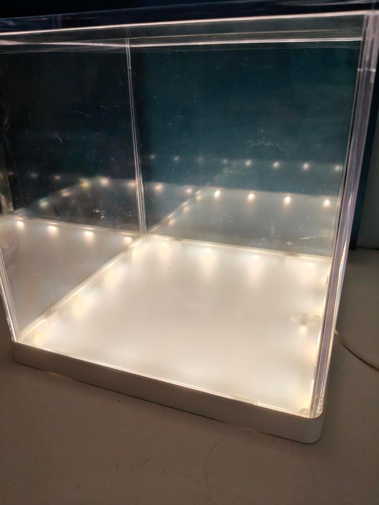 IKEA Synas led vitrine display kastje Henrik Preutz, Huis en Inrichting, Kasten | Vitrinekasten, Zo goed als nieuw, Minder dan 100 cm