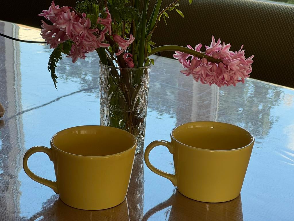 Vintage Just Mugs 2 zachtgele mokken soepkommen, Keramiek, Ophalen of Verzenden, Zo goed als nieuw, Effen