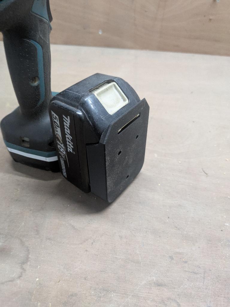 Makita accu houder 2 stuks 11,50, Doe-het-zelf en Verbouw, Gereedschap | Machine-onderdelen en Toebehoren, Ophalen of Verzenden