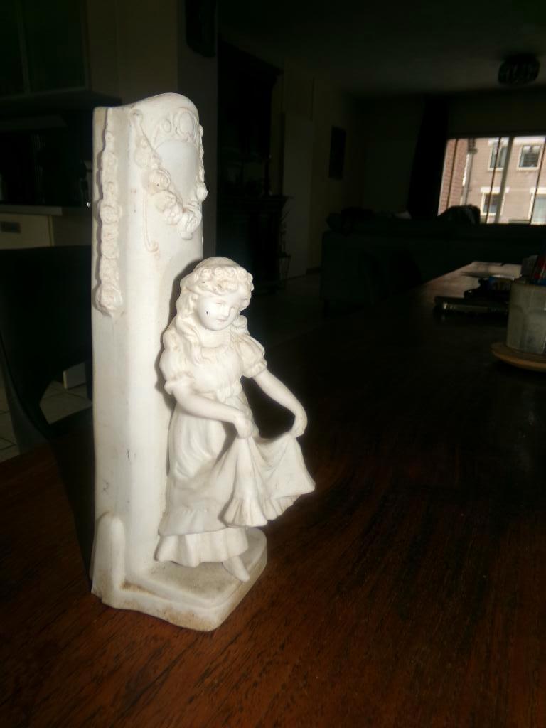 Antiek Biscuit Beeldje - Vaasje met Meisje - Gemerkt Goebel, Antiek en Kunst, Antiek | Porselein, Ophalen of Verzenden