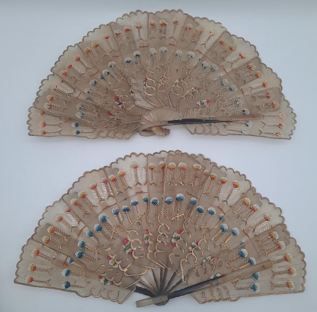 2x Vintage Indonesische waaiers van leer, Ophalen of Verzenden