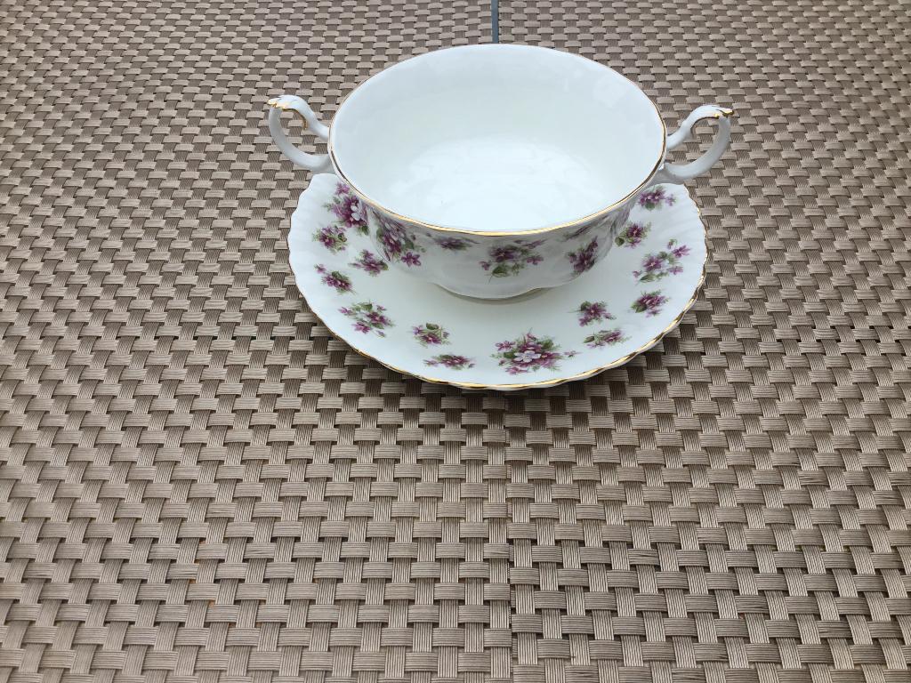 Royal Albert SWEET VIOLETS SOEPKOM MET SCHOTEL, Ophalen of Verzenden