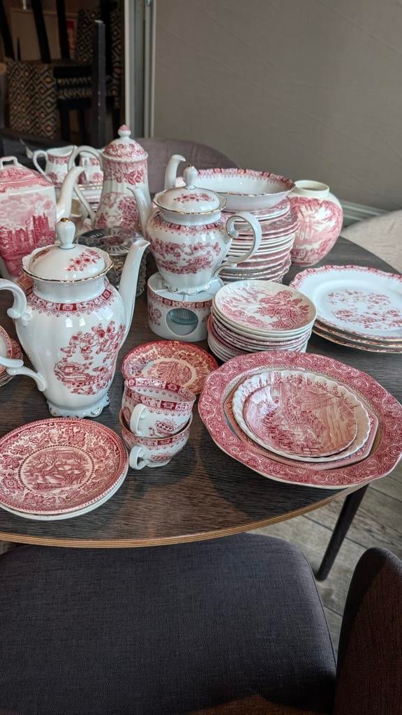 Uitgebreid rood-wit servies in Engels/Victoriaanse stijl, Ophalen of Verzenden