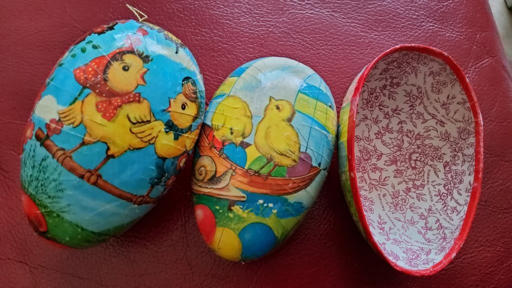 2 Vintage Paaseieren Papier Mache Candy Container ei Germany, Ophalen of Verzenden