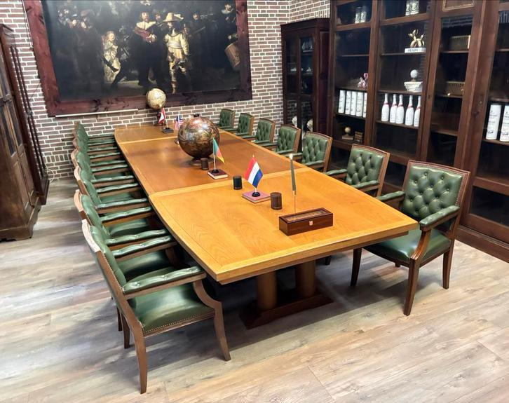 conferentietafel -boarding room  + 11 Chesterfield stoelen, Ophalen