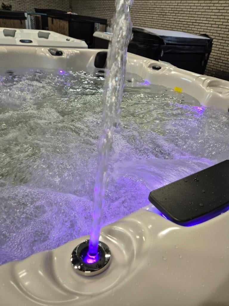 Showmodel Spa Infinity Jacuzzi nu €8499, Ophalen of Verzenden, Nieuw, Trap, Vast
