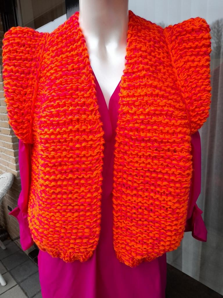 Nieuw handgebreid Fuchia/Oranje Gilet model Kiro by Kim, Ophalen of Verzenden, Nieuw, Oranje