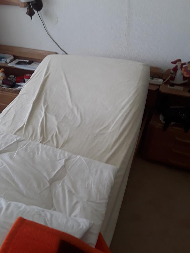 Te koop .Mooie houten bed, Ophalen, 90 cm, Eenpersoons, Zo goed als nieuw