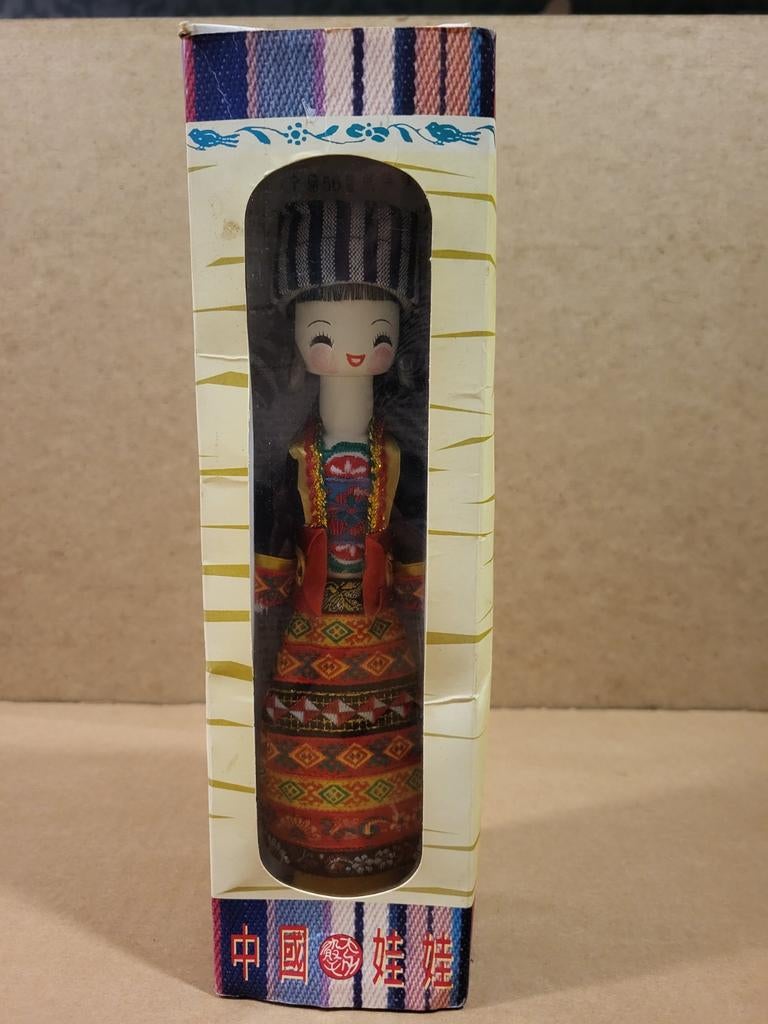 Chinese Klederdrachtpop Verzamelpop, Ophalen of Verzenden, Gebruikt, Overige typen