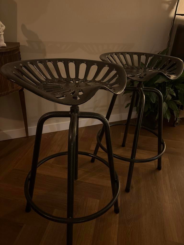 Twee barkrukken met tractorzitting - donkergrijs/zwart, Ophalen, Met voetsteun, 60 tot 90 cm, Zo goed als nieuw