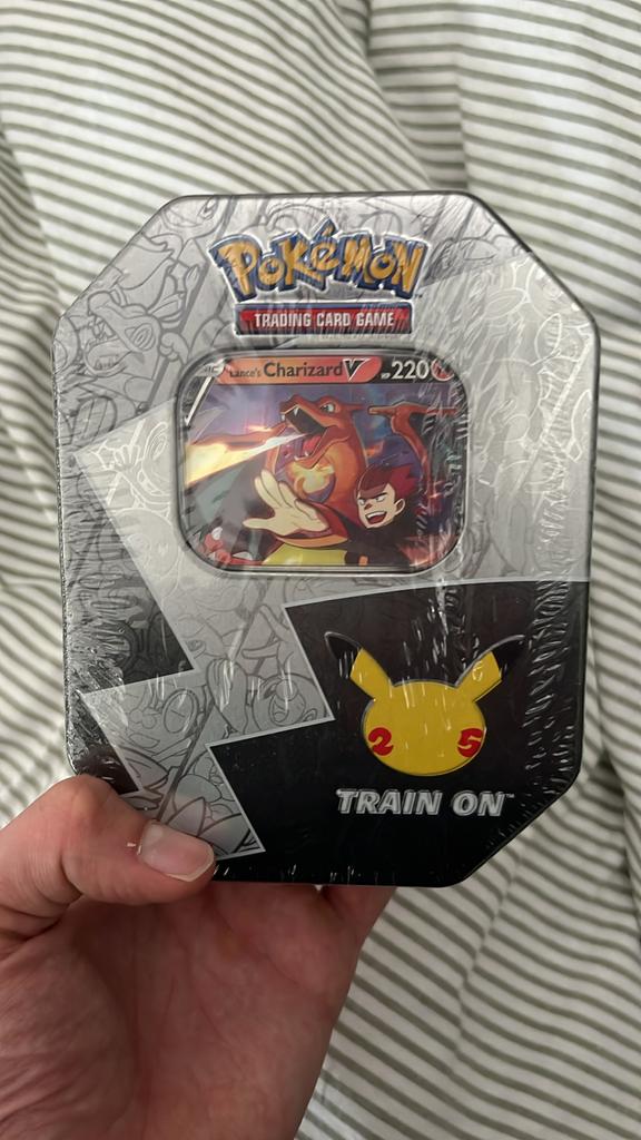 Pokémon Celebrations Lance's Charizard V Tin, Ophalen of Verzenden, Nieuw, Overige typen