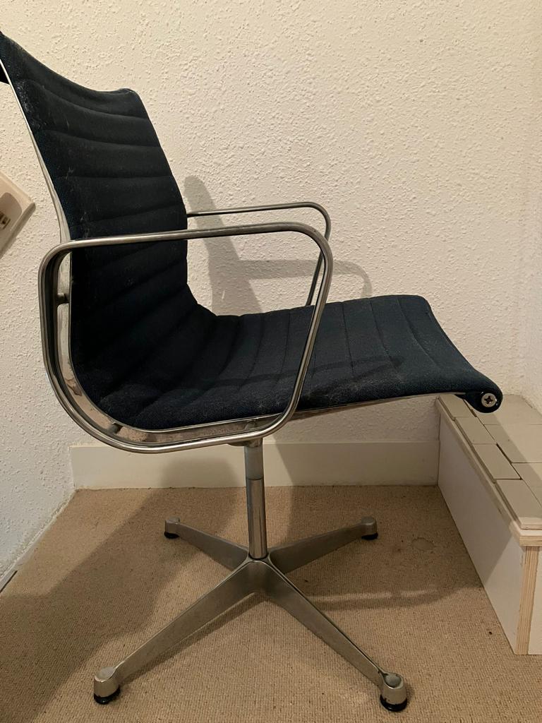 Eames EA108 aluminium groene stof, Huis en Inrichting, Stoelen, Ophalen, Gebruikt, Overige kleuren, Metaal