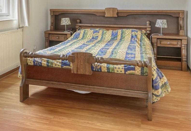 Twee persoons bed, ombouw en nachtkastjes, Ophalen, Gebruikt, Tweepersoons