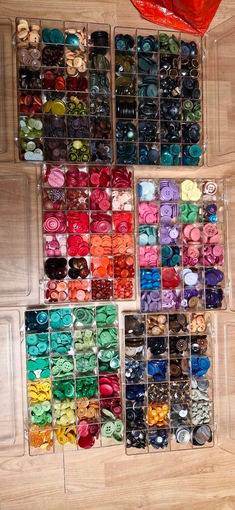 6 bakken met knopen in verschillende kleuren en maten, Ophalen, Knoop of Knopen