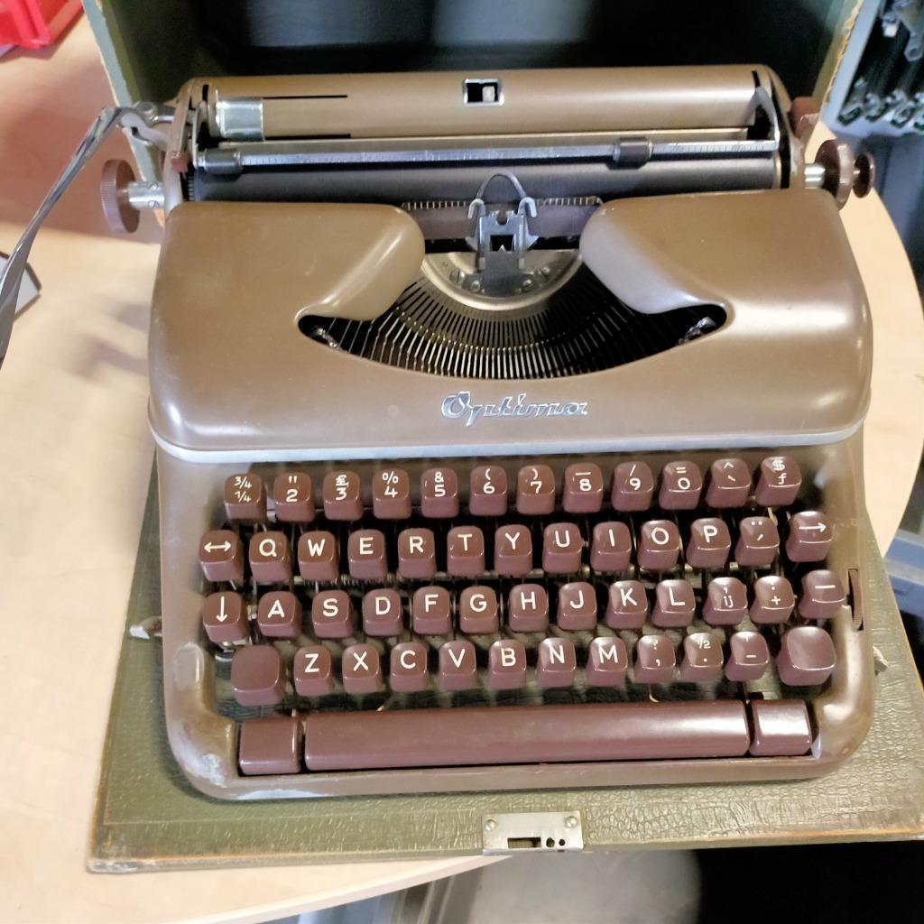 Optima schrijfmachine / typemachine in koffer `` Afgeprijsd`, Diversen, Typemachines, Ophalen, Gebruikt