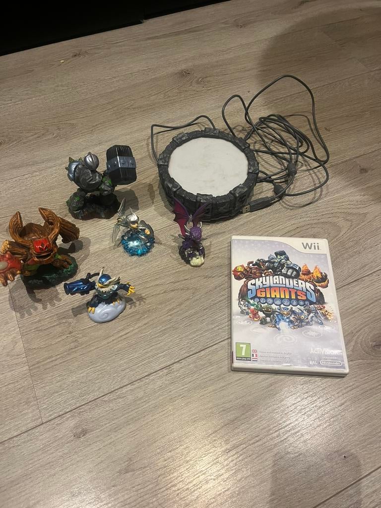 Skylanders giants met portal en poppetjes / figuren, Spelcomputers en Games, 2 spelers, Zo goed als nieuw, Vanaf 7 jaar, Ophalen