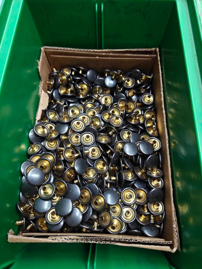 Circa 250 drukknopen 4 delig.. keuze uit 2 kleuren, Ophalen, Nieuw, Garen of Naald(en)