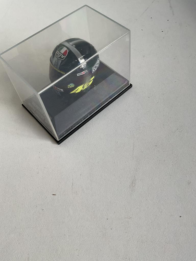 Valentino Rossi motorhelm in vitrine show case, Hobby en Vrije tijd, Modelauto's | 1:5 tot 1:12, Ophalen, Zo goed als nieuw, Motor