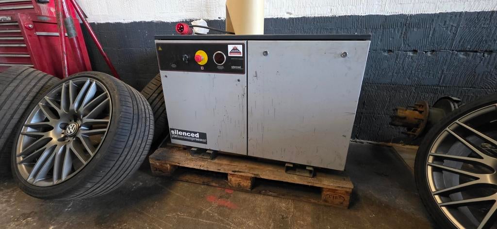 Silenced zuigercompressor met 200L tank heeft een defect!, 100 liter of meer, Ophalen, Gebruikt